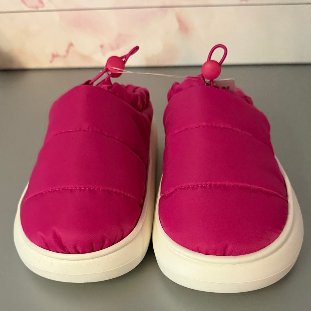 NWT 🌸 32 Degrees Hot Pink Puff Slip-On Slippers White Soles Size Large (9-10)